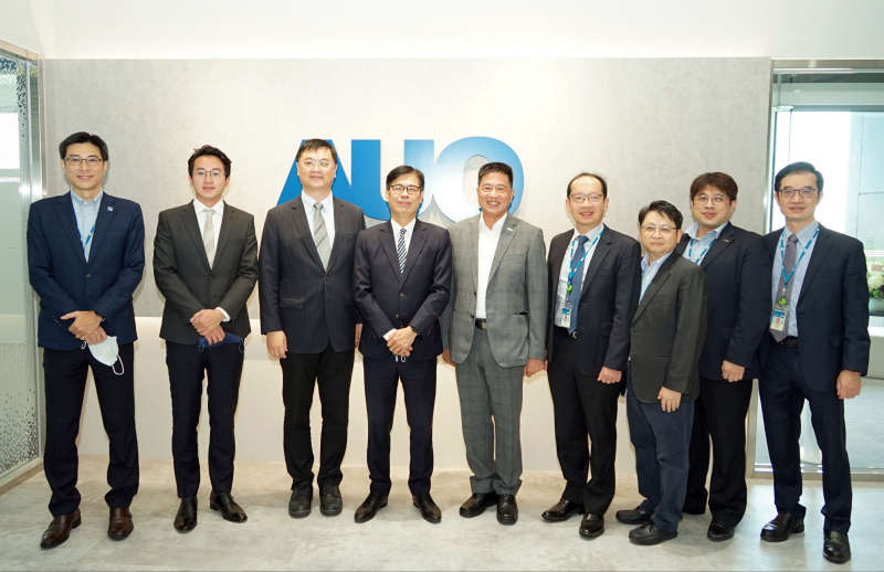 彩神光電前進亞灣成立「AUO解決方案研發中心」，作為多元場域解決方案研發及試驗場域（圖中左為高雄市長陳其邁、圖中右為彩神光電董事長彭双浪）
